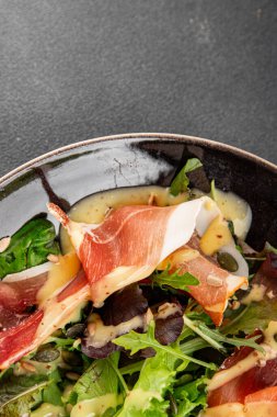 Salata reçeli et yeşil yaprak marul aperatif yiyecek taze gurme yemek masanın üzerinde rustik yemek üst görünüm kopyalama alanı