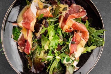 Salata reçeli et yeşil yaprak marul aperatif yiyecek taze gurme yemek masanın üzerinde rustik yemek üst görünüm kopyalama alanı