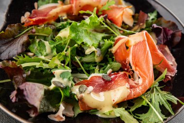 Salata reçeli et yeşil yaprak marul aperatif yiyecek taze gurme yemek masanın üzerinde rustik yemek üst görünüm kopyalama alanı