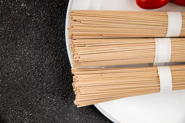 Soba karabuğdaylı erişte çiğ taze yemek Asya mutfağı masanın üstünde rustik yiyecekler fotokopi alanı