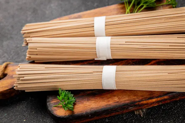 Soba karabuğdaylı erişte çiğ taze yemek Asya mutfağı masanın üstünde rustik yiyecekler fotokopi alanı