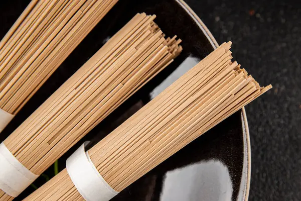 Soba karabuğdaylı erişte çiğ taze yemek Asya mutfağı masanın üstünde rustik yiyecekler fotokopi alanı