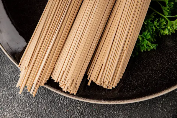 Soba karabuğdaylı erişte çiğ taze yemek Asya mutfağı masanın üstünde rustik yiyecekler fotokopi alanı