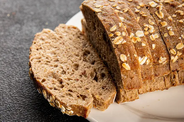 Yulaf ekmeği kepekli, kepekli, kepekli, kepekli, doğal, lezzetli, lezzetli gurme yemek arkaplanı masa kırsal gıdanın üstünde fotokopi alanı.