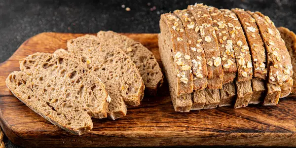 Yulaf ekmeği kepekli, kepekli, kepekli, kepekli, doğal, lezzetli, lezzetli gurme yemek arkaplanı masa kırsal gıdanın üstünde fotokopi alanı.