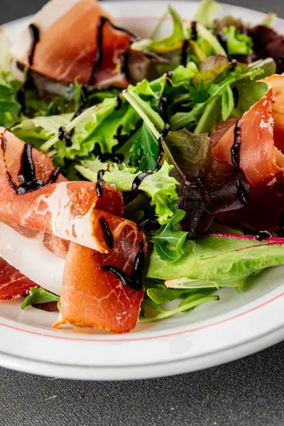 Salata reçeli et yeşil yaprak marul aperatif yiyecek taze gurme yemek masanın üzerinde rustik yemek üst görünüm kopyalama alanı