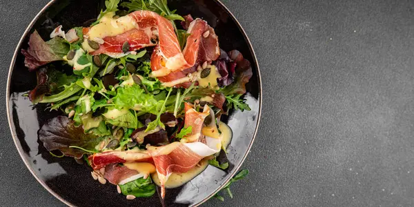 Salata reçeli et yeşil yaprak marul aperatif yiyecek taze gurme yemek masanın üzerinde rustik yemek üst görünüm kopyalama alanı