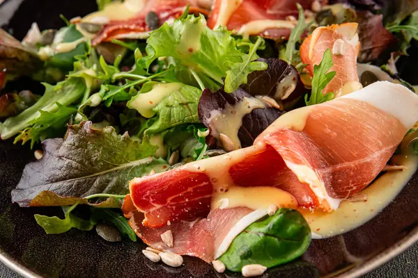 Salata reçeli et yeşil yaprak marul aperatif yiyecek taze gurme yemek masanın üzerinde rustik yemek üst görünüm kopyalama alanı