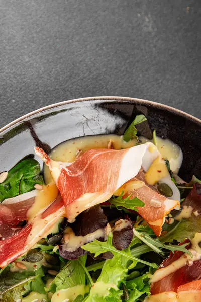 Salata reçeli et yeşil yaprak marul aperatif yiyecek taze gurme yemek masanın üzerinde rustik yemek üst görünüm kopyalama alanı