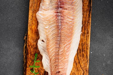 Çiğ fileto beyaz balık doğal besin taze pesseeter diyet gurme arka plan masa üzerinde rustik gıda üst görünüm fotokopi uzay keto ve paleo