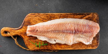 Çiğ fileto beyaz balık doğal besin taze pesseeter diyet gurme arka plan masa üzerinde rustik gıda üst görünüm fotokopi uzay keto ve paleo