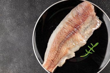 Çiğ fileto beyaz balık doğal besin taze pesseeter diyet gurme arka plan masa üzerinde rustik gıda üst görünüm fotokopi uzay keto ve paleo