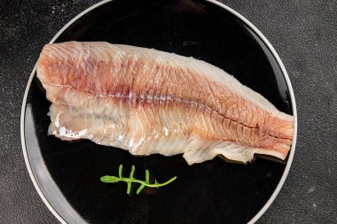 Çiğ fileto beyaz balık doğal besin taze pesseeter diyet gurme arka plan masa üzerinde rustik gıda üst görünüm fotokopi uzay keto ve paleo