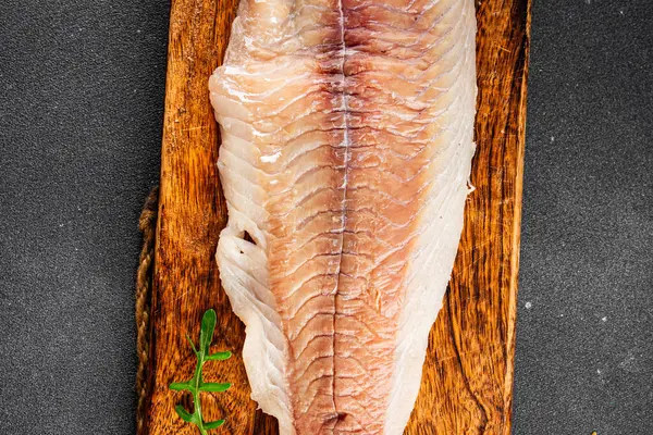 Çiğ fileto beyaz balık doğal besin taze pesseeter diyet gurme arka plan masa üzerinde rustik gıda üst görünüm fotokopi uzay keto ve paleo