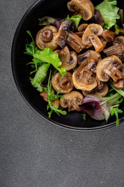 Mantar turşulu şampiyon salatası aperatifi taze lezzetli gurme yemek arka planı masanın üstünde rustik yemek fotokopi alanı keto ve paleo diyet vejetaryen ve vejetaryen yemekleri