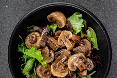 Mantar turşulu şampiyon salatası aperatifi taze lezzetli gurme yemek arka planı masanın üstünde rustik yemek fotokopi alanı keto ve paleo diyet vejetaryen ve vejetaryen yemekleri