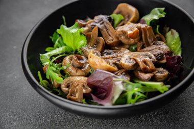 Mantar turşulu şampiyon salatası aperatifi taze lezzetli gurme yemek arka planı masanın üstünde rustik yemek fotokopi alanı keto ve paleo diyet vejetaryen ve vejetaryen yemekleri