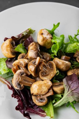 Mantar turşulu şampiyon salatası aperatifi taze lezzetli gurme yemek arka planı masanın üstünde rustik yemek fotokopi alanı keto ve paleo diyet vejetaryen ve vejetaryen yemekleri
