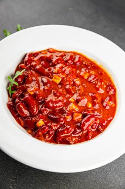 Şili usulü karne fasulyesi, fasulye, domates, mısır, et taze lezzetli gurme yemek arkaplanı masanın kırsal kesiminde fotokopi alanı.