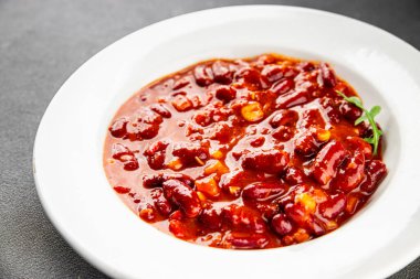 Şili usulü karne fasulyesi, fasulye, domates, mısır, et taze lezzetli gurme yemek arkaplanı masanın kırsal kesiminde fotokopi alanı.