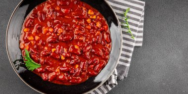 Şili usulü karne fasulyesi, fasulye, domates, mısır, et taze lezzetli gurme yemek arkaplanı masanın kırsal kesiminde fotokopi alanı.