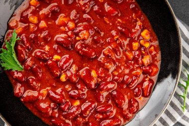 Şili usulü karne fasulyesi, fasulye, domates, mısır, et taze lezzetli gurme yemek arkaplanı masanın kırsal kesiminde fotokopi alanı.