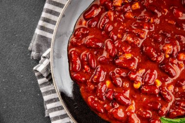 Şili usulü karne fasulyesi, fasulye, domates, mısır, et taze lezzetli gurme yemek arkaplanı masanın kırsal kesiminde fotokopi alanı.