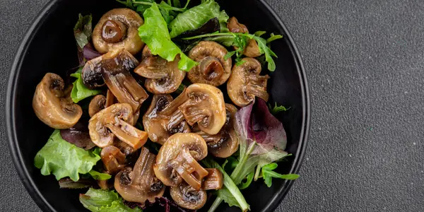 Mantar turşulu şampiyon salatası aperatifi taze lezzetli gurme yemek arka planı masanın üstünde rustik yemek fotokopi alanı keto ve paleo diyet vejetaryen ve vejetaryen yemekleri