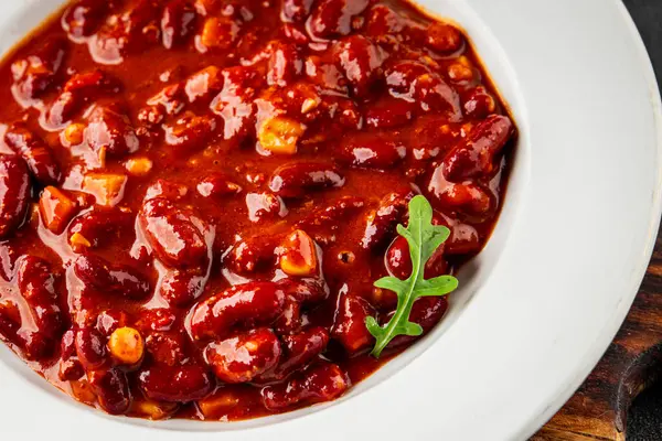 Şili usulü karne fasulyesi, fasulye, domates, mısır, et taze lezzetli gurme yemek arkaplanı masanın kırsal kesiminde fotokopi alanı.