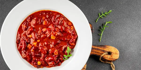 Şili usulü karne fasulyesi, fasulye, domates, mısır, et taze lezzetli gurme yemek arkaplanı masanın kırsal kesiminde fotokopi alanı.