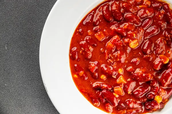 Şili usulü karne fasulyesi, fasulye, domates, mısır, et taze lezzetli gurme yemek arkaplanı masanın kırsal kesiminde fotokopi alanı.