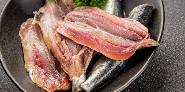 Sardalya çiğ balığı fileto deniz ürünleri ançüezli fileto taze leziz gurme yemek arkaplan masanın üzerinde rustik gıda üst görünümü fotokopi alanı pesseeter diyet