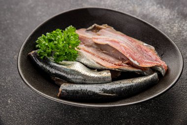 Sardalya çiğ balığı fileto deniz ürünleri ançüezli fileto taze leziz gurme yemek arkaplan masanın üzerinde rustik gıda üst görünümü fotokopi alanı pesseeter diyet