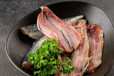 Sardalya çiğ balığı fileto deniz ürünleri ançüezli fileto taze leziz gurme yemek arkaplan masanın üzerinde rustik gıda üst görünümü fotokopi alanı pesseeter diyet