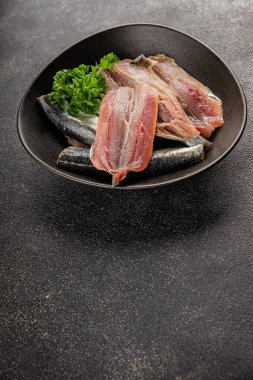 Sardalya çiğ balığı fileto deniz ürünleri ançüezli fileto taze leziz gurme yemek arkaplan masanın üzerinde rustik gıda üst görünümü fotokopi alanı pesseeter diyet