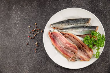 Sardalya çiğ balığı fileto deniz ürünleri ançüezli fileto taze leziz gurme yemek arkaplan masanın üzerinde rustik gıda üst görünümü fotokopi alanı pesseeter diyet