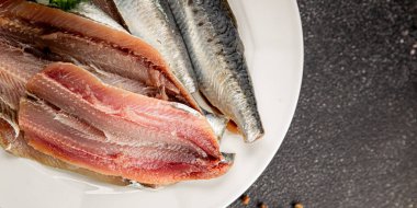 Sardalya çiğ balığı fileto deniz ürünleri ançüezli fileto taze leziz gurme yemek arkaplan masanın üzerinde rustik gıda üst görünümü fotokopi alanı pesseeter diyet