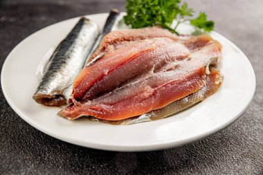 Sardalya çiğ balığı fileto deniz ürünleri ançüezli fileto taze leziz gurme yemek arkaplan masanın üzerinde rustik gıda üst görünümü fotokopi alanı pesseeter diyet