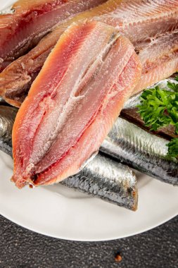 Sardalya çiğ balığı fileto deniz ürünleri ançüezli fileto taze leziz gurme yemek arkaplan masanın üzerinde rustik gıda üst görünümü fotokopi alanı pesseeter diyet