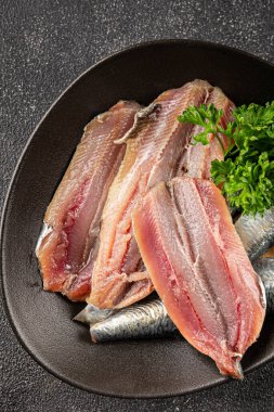 Sardalya çiğ balığı fileto deniz ürünleri ançüezli fileto taze leziz gurme yemek arkaplan masanın üzerinde rustik gıda üst görünümü fotokopi alanı pesseeter diyet