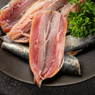 Sardalya çiğ balığı fileto deniz ürünleri ançüezli fileto taze leziz gurme yemek arkaplan masanın üzerinde rustik gıda üst görünümü fotokopi alanı pesseeter diyet