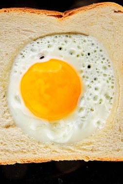 Kavrulmuş gazhane yumurtaları sepette lezzetli atıştırmalıklar bir kase lezzetli gurme yemek arka planında masa rustik gıda üst görünümde fotokopi alanı