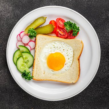 Kavrulmuş gazhane yumurtaları sepette lezzetli atıştırmalıklar bir kase lezzetli gurme yemek arka planında masa rustik gıda üst görünümde fotokopi alanı