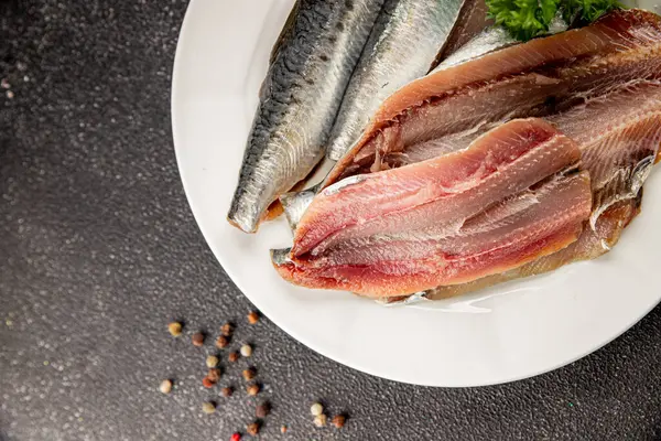 Sardalya çiğ balığı fileto deniz ürünleri ançüezli fileto taze leziz gurme yemek arkaplan masanın üzerinde rustik gıda üst görünümü fotokopi alanı pesseeter diyet