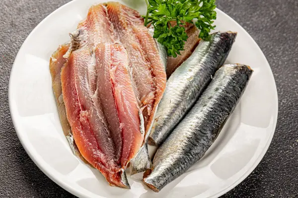 Sardalya çiğ balığı fileto deniz ürünleri ançüezli fileto taze leziz gurme yemek arkaplan masanın üzerinde rustik gıda üst görünümü fotokopi alanı pesseeter diyet