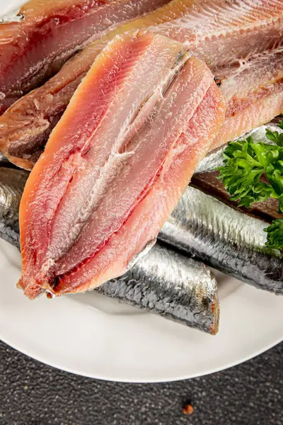 Sardalya çiğ balığı fileto deniz ürünleri ançüezli fileto taze leziz gurme yemek arkaplan masanın üzerinde rustik gıda üst görünümü fotokopi alanı pesseeter diyet