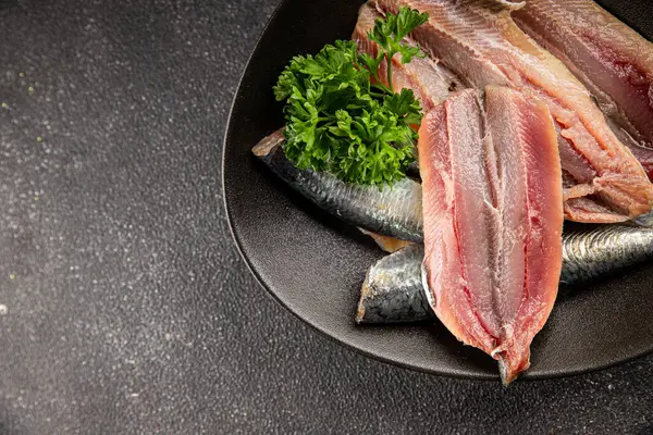 Sardalya çiğ balığı fileto deniz ürünleri ançüezli fileto taze leziz gurme yemek arkaplan masanın üzerinde rustik gıda üst görünümü fotokopi alanı pesseeter diyet