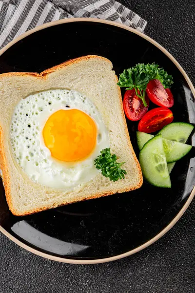 Kavrulmuş gazhane yumurtaları sepette lezzetli atıştırmalıklar bir kase lezzetli gurme yemek arka planında masa rustik gıda üst görünümde fotokopi alanı