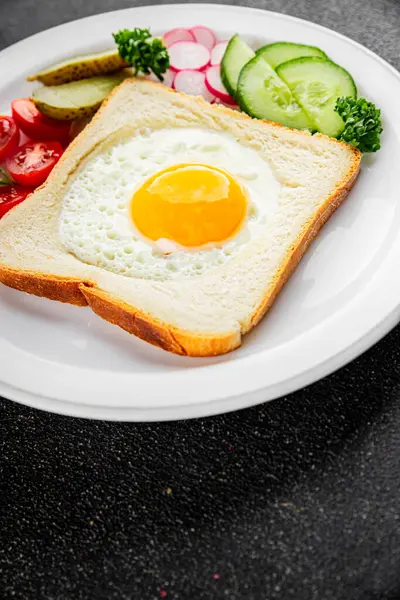 Kavrulmuş gazhane yumurtaları sepette lezzetli atıştırmalıklar bir kase lezzetli gurme yemek arka planında masa rustik gıda üst görünümde fotokopi alanı