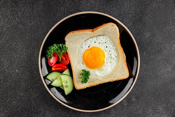 Kavrulmuş gazhane yumurtaları sepette lezzetli atıştırmalıklar bir kase lezzetli gurme yemek arka planında masa rustik gıda üst görünümde fotokopi alanı